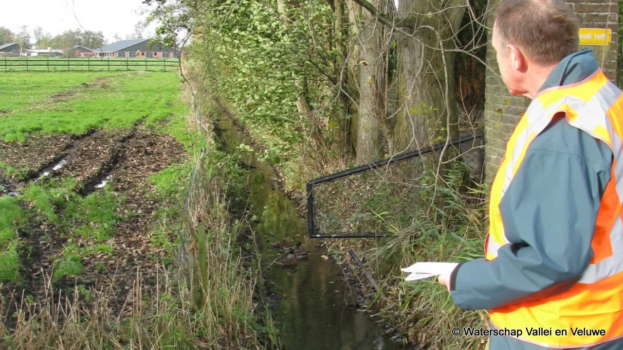 lak7c44gl2d5wnpl261q0ud2f 2013 12 02 heemraad dick veldhuizen inspecteert een sloot