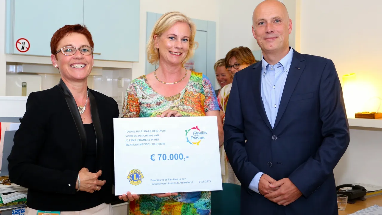 ldpf51xhanq1aj1inbhl37gy4 2013 09 07meanderoverhandiging lionsclub