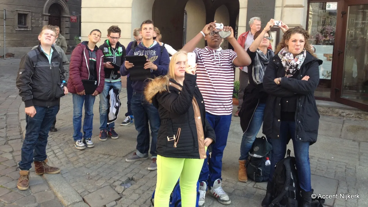 ll8jexqs18rn2hvx7xktfwtpl 2013 10 15 accent de groep jongeren fotografeert in poznan het