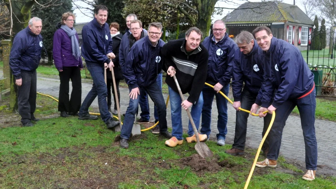 moi1a5rw02vv5i9yr3uiewf51 2014 02 21 buurtschappen en cda graven symbolisch glasvezel in