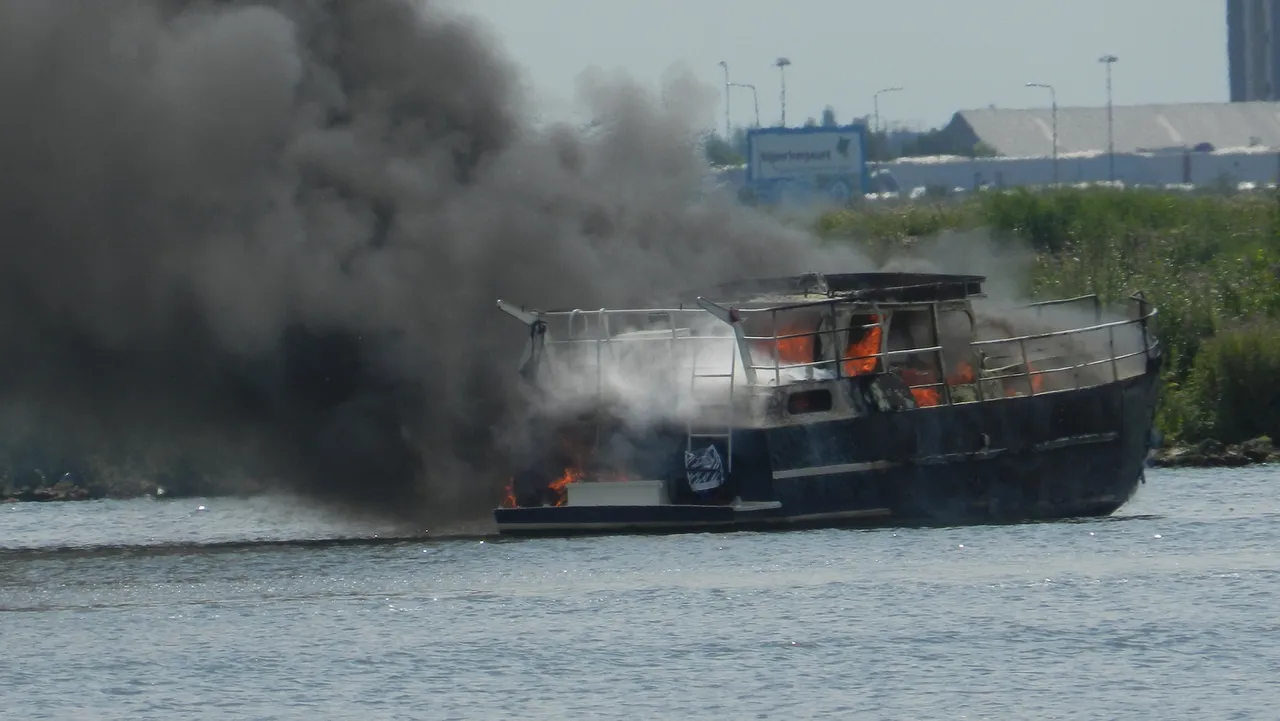 oseqerfvxpyv02wxvahwi5oqt 2013 08 06 botenbrand 3