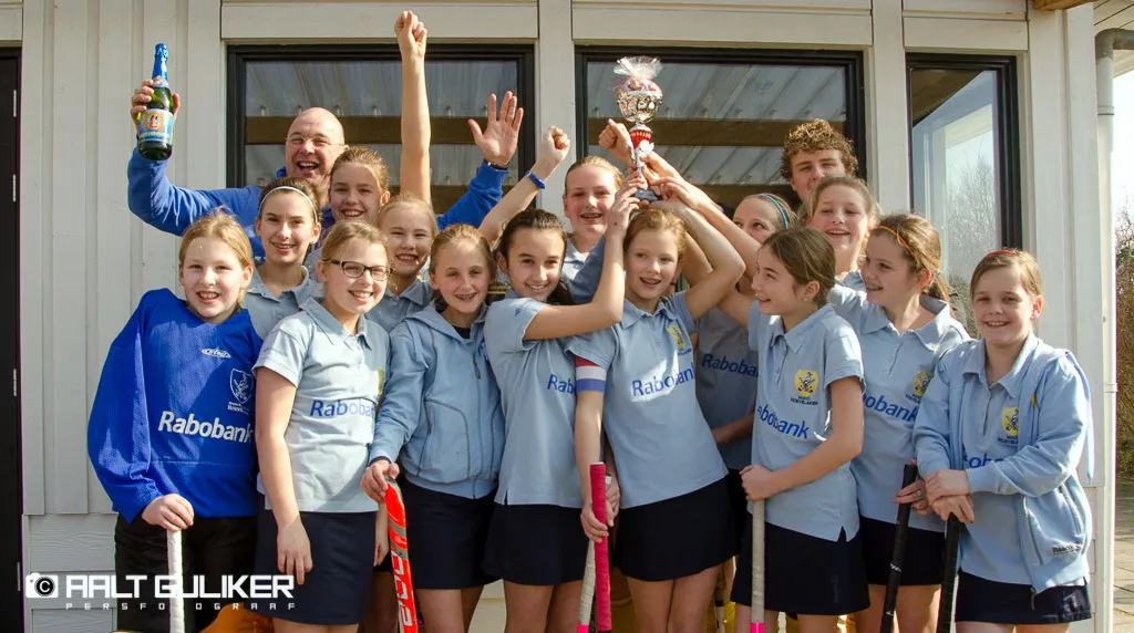ph65fyg1rfs46jgb4w2yf58q4 2014 03 08 hockeymeisjes kampioen 2
