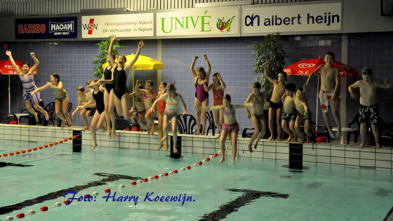 q16la6ag0nu3c2kaotf3d8s44 2013 11 21 zwemmen voor kika 4