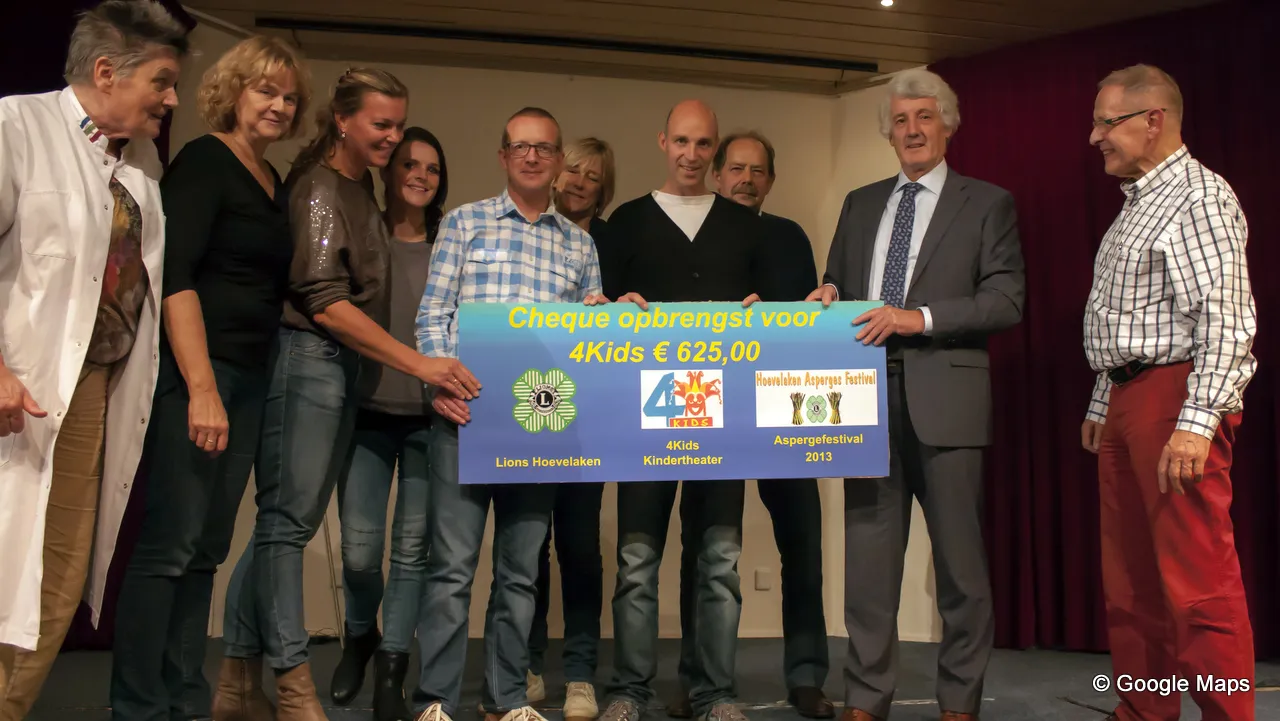 q8oz225rtzygk8gwlvvsghev1 2013 10 29 lions 4kids overdracht mg0645