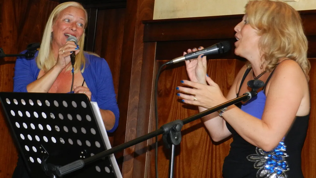 rjuabziy5br20sdq2roq9s5o4 2014 09 14 belinda herma in aktie blauw 7