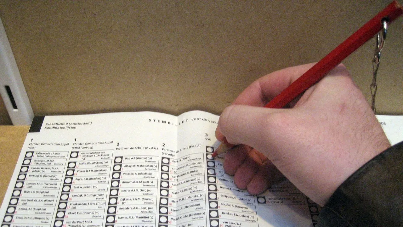 standaard nijkerk los verkiezingen stembiljet stemmen stemhokje politiek tweede kamer gemeenteraad foto jmluijt cc by 25 nl