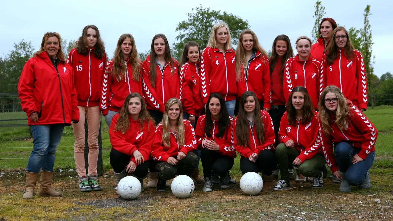 ydyoigyvhekdm9hncaui7i23v 2013 07 04sc hoevelaken b1 meiden 2013 a