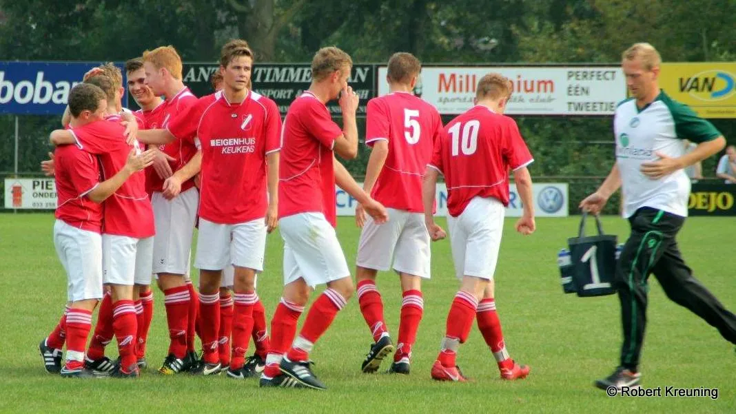 zkn9cdssl6upgwv5ipea8r7ba 2014 09 21 sc hoevelaken coen bos links wordt gefeteerd na zij