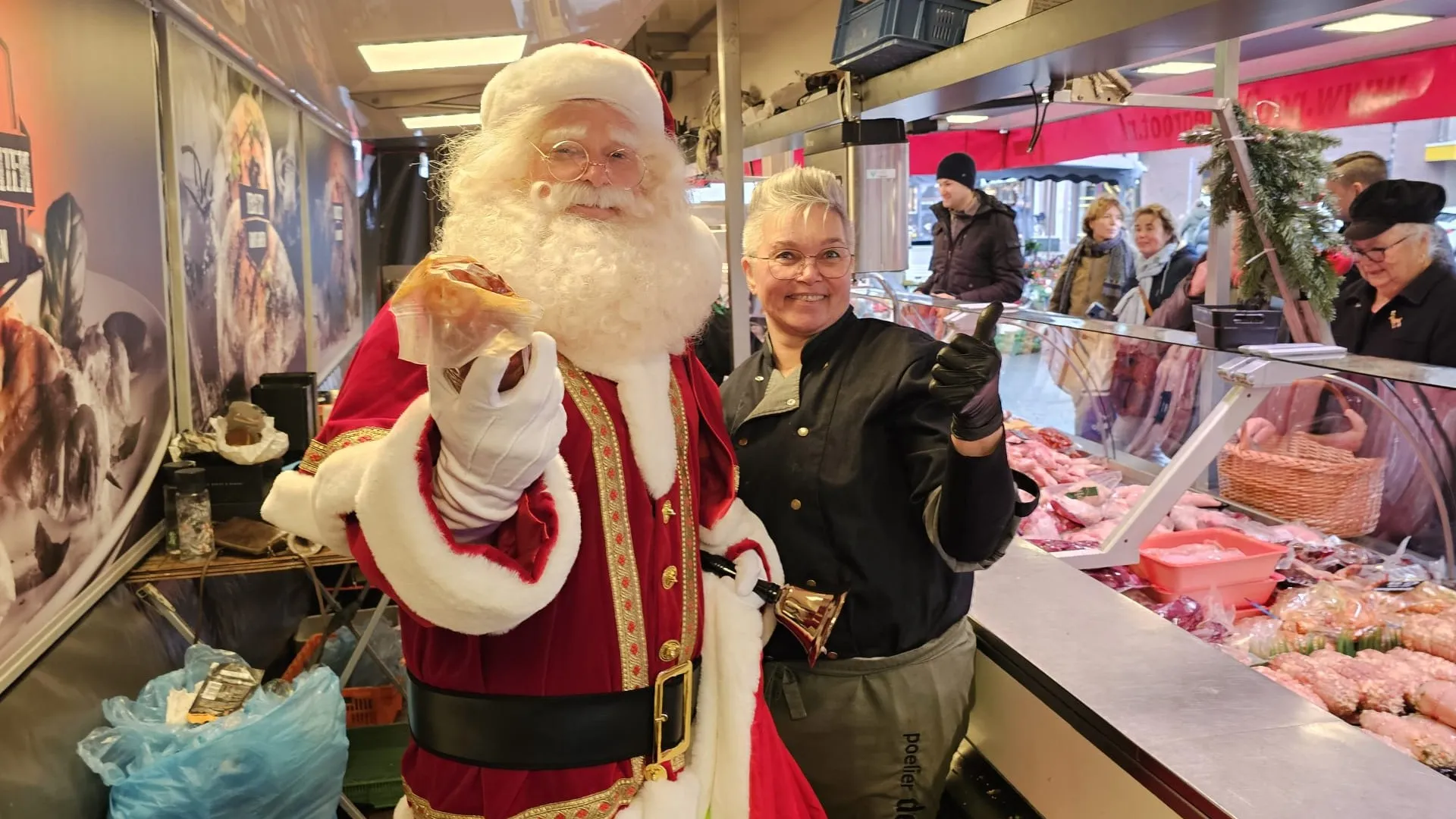 2023 12 22 kerstman op markt hoevelaken 2