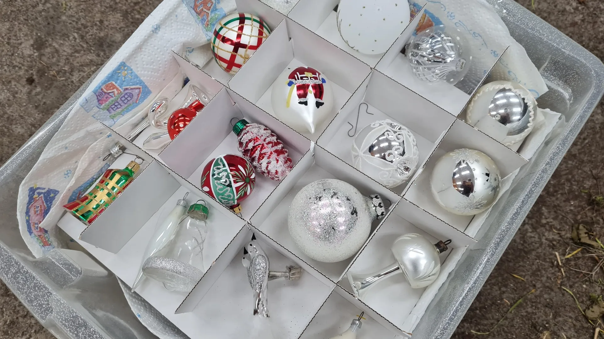 2024 01 02 doos met kerstballen