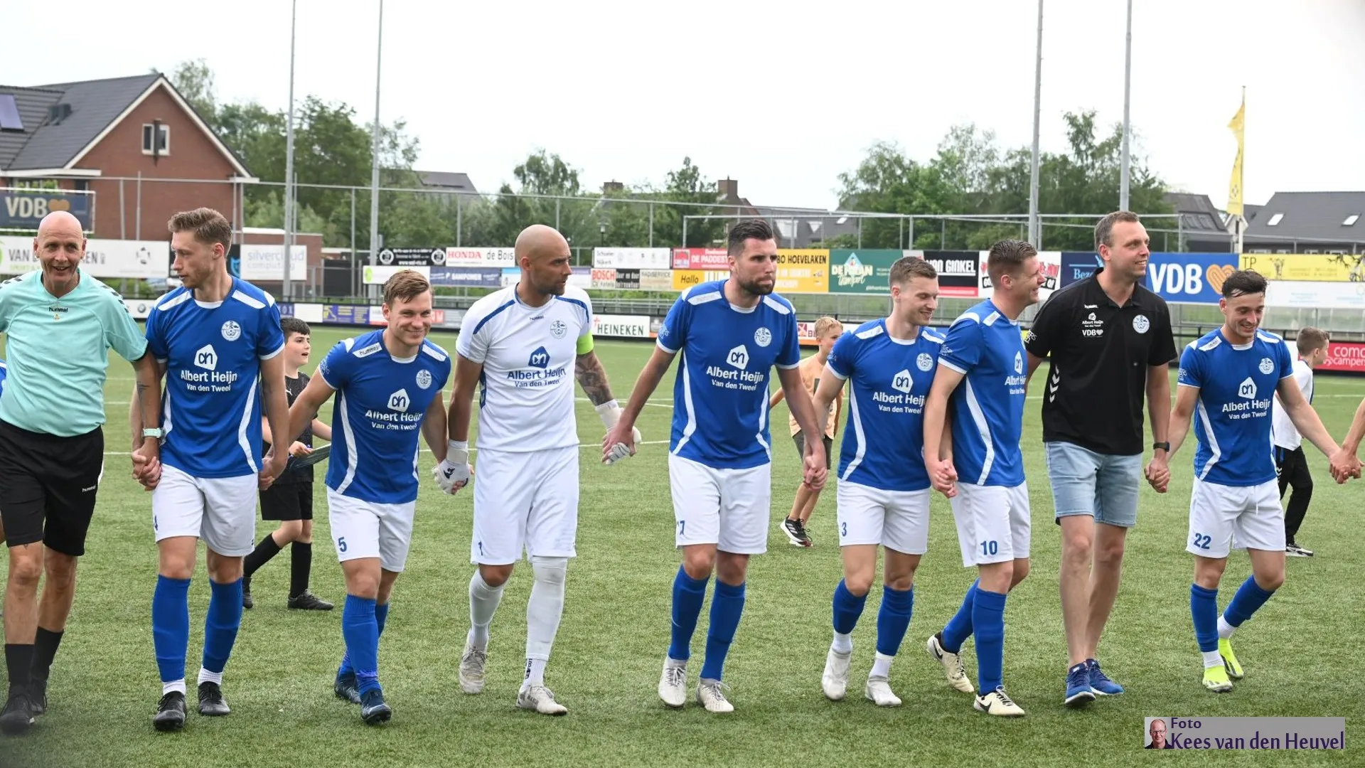 2024 05 18 veensche boys lunteren 5 hand in hand