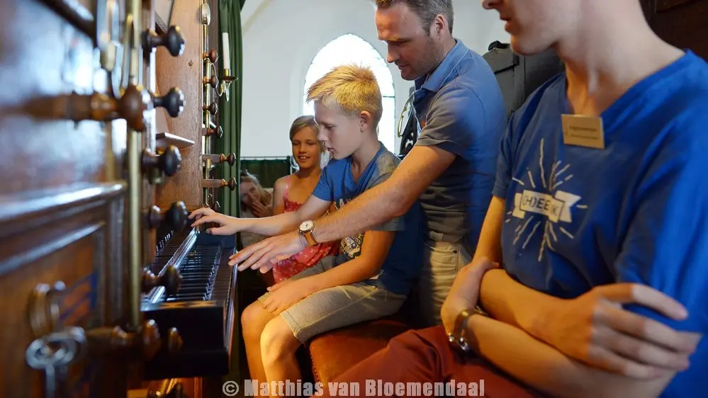 Zelf achter de klavieren van het Nijkerkse kerkorgel