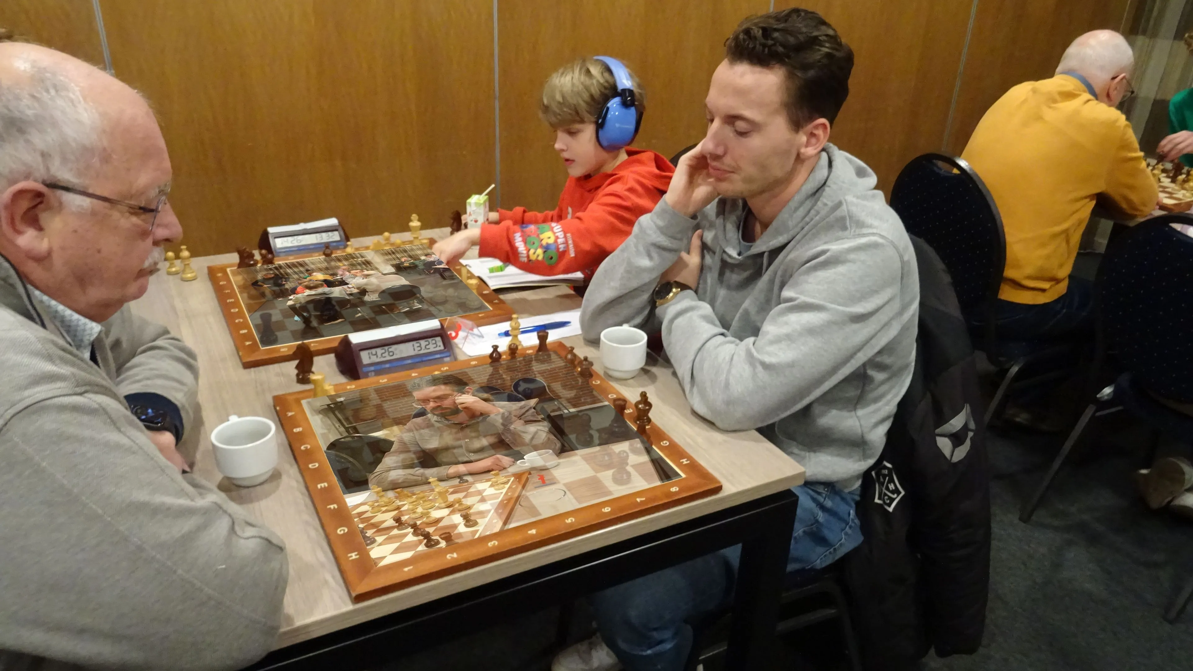 2024 11 11 schaken jong en oud streden tegen elkaar