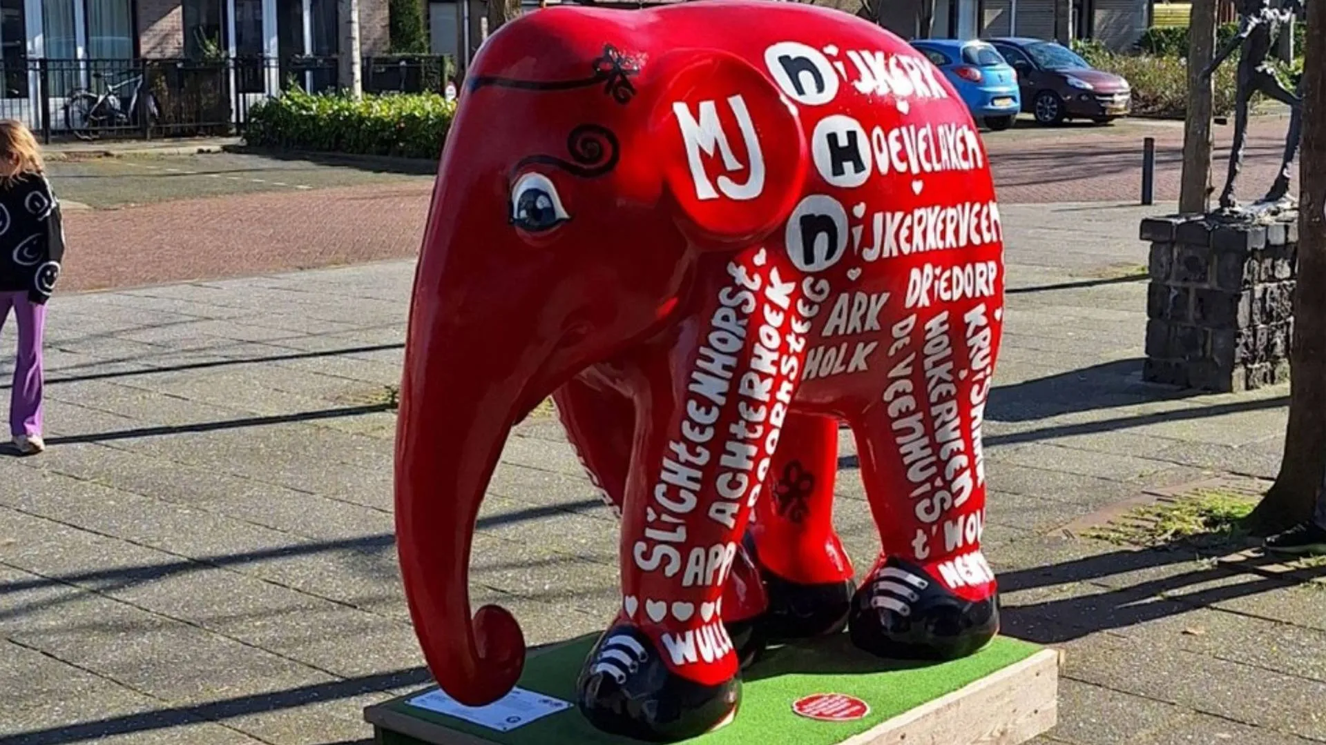 2025 03 12 elephant red 1