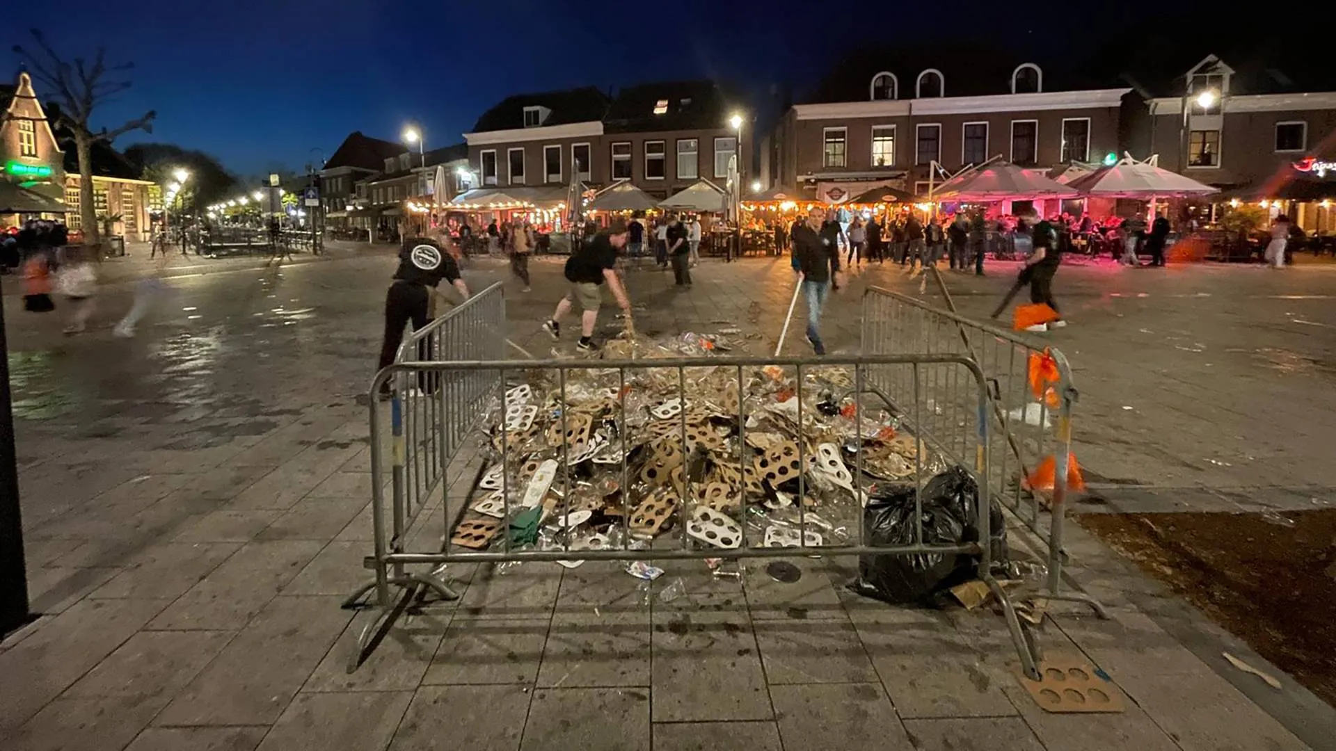 2025 04 27 opruimen plein rommel pastyic bekers binnenstad 1