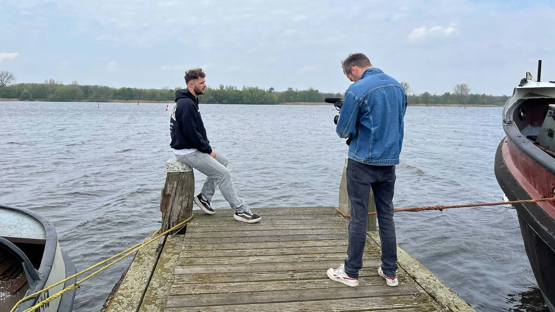 filmopnames xpedition nijkerk met deelnemer timon 2025 05 15 bruins en camera regisseur matthijs van baardewijk op zeedijk bij stoomgemaal hertog reijnout