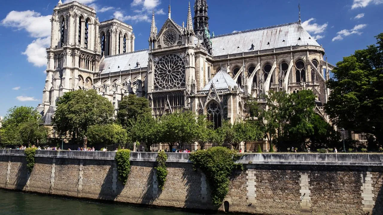 2025-07-24 notre dame rawpixel.com