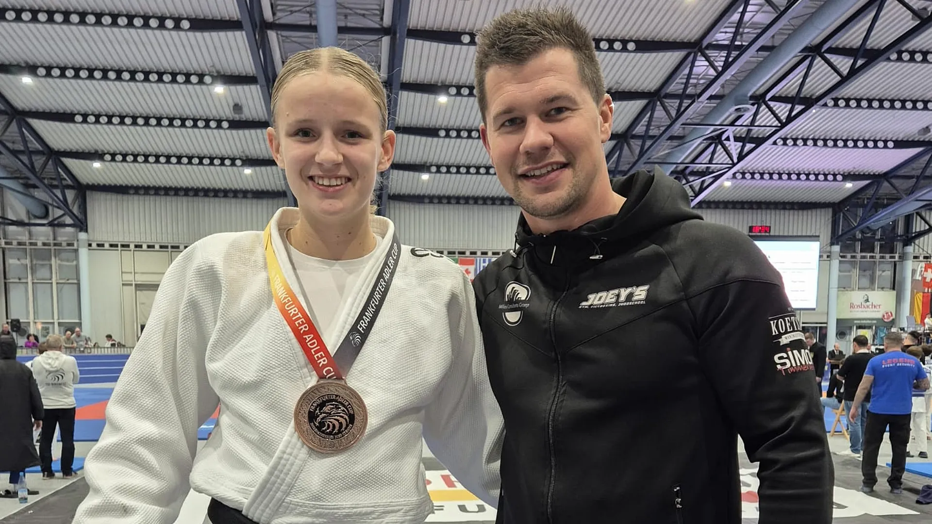 2025-10-28 Joey van Rootselaar met prijswinnaar Lauren van den Berg