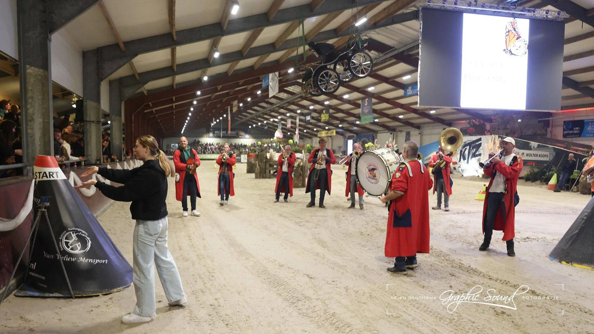 2025-11-08 menindoorr 46