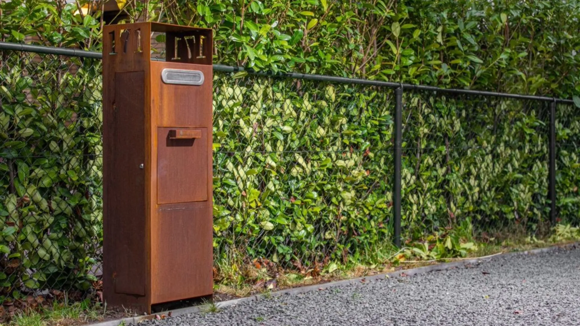 2025-11-27 cortenstaal pakketbrievenbus