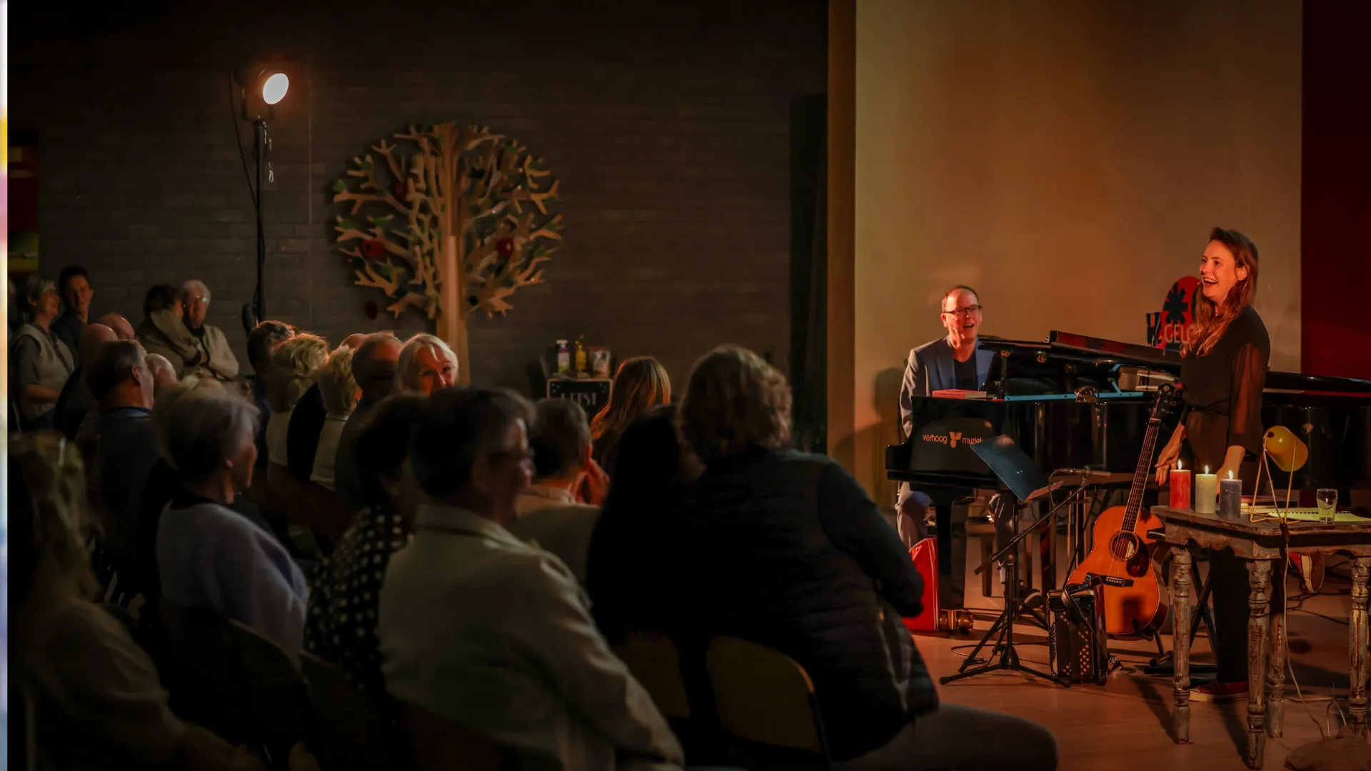 2025-12-15 Michèlle Schimscheimer leest voor uit haar boek Het gedoe dat liefde heet. (Foto Josetta Mellies en pa