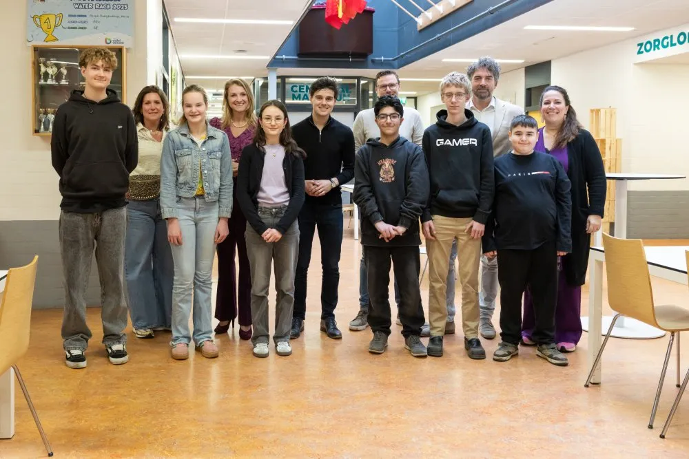 leerlingen met fractievoorzitters en burgemeester