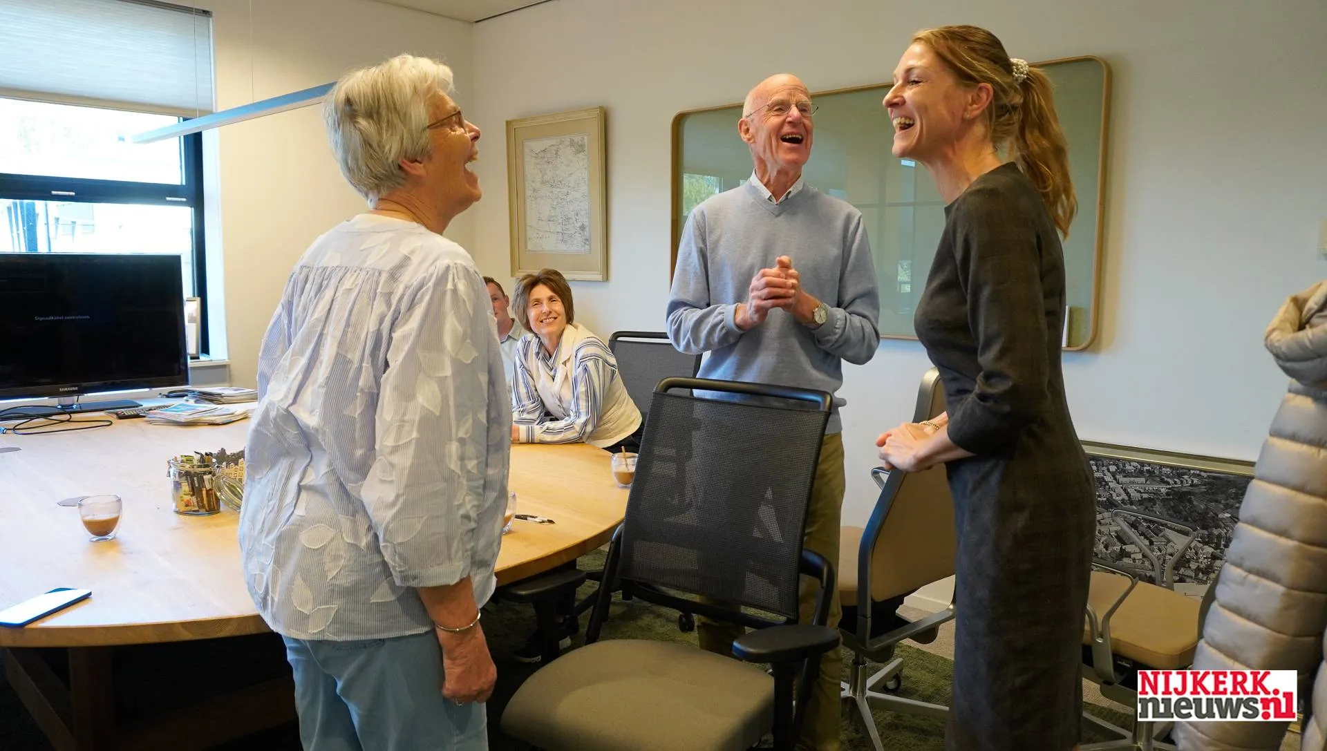 2026-04-23 wim oudejans  gefeliviteerd door college-1