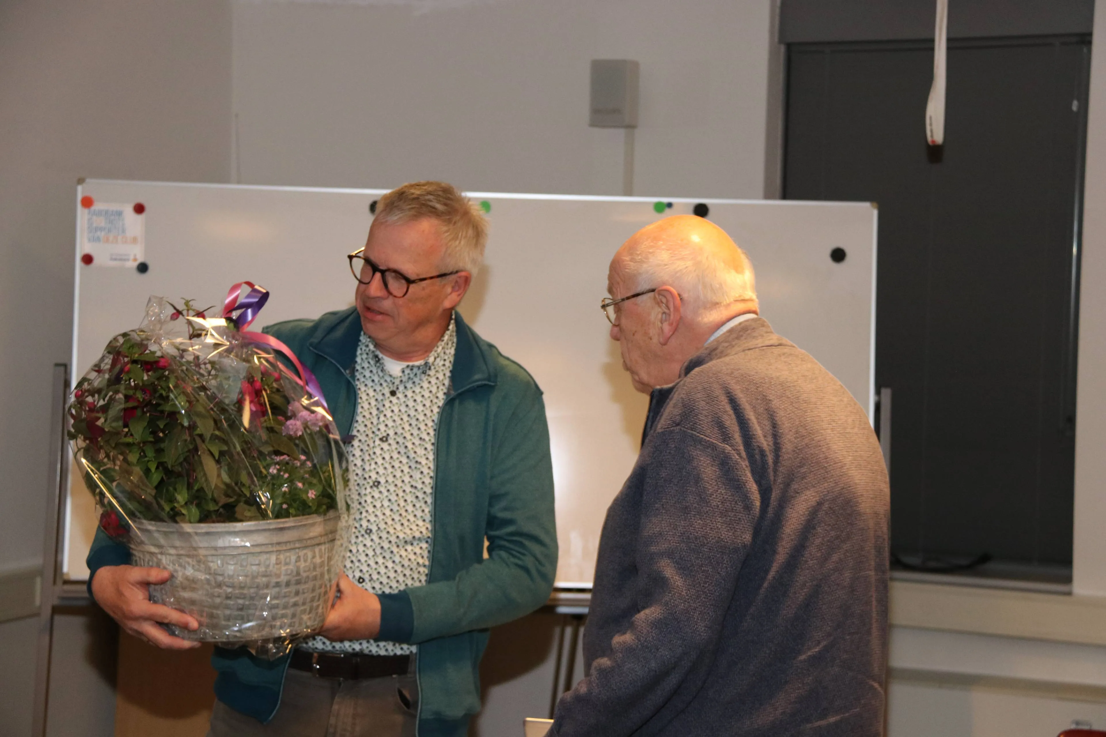 Egbert Oosterhof erelid EHBO-vereniging Nijkerk (links)