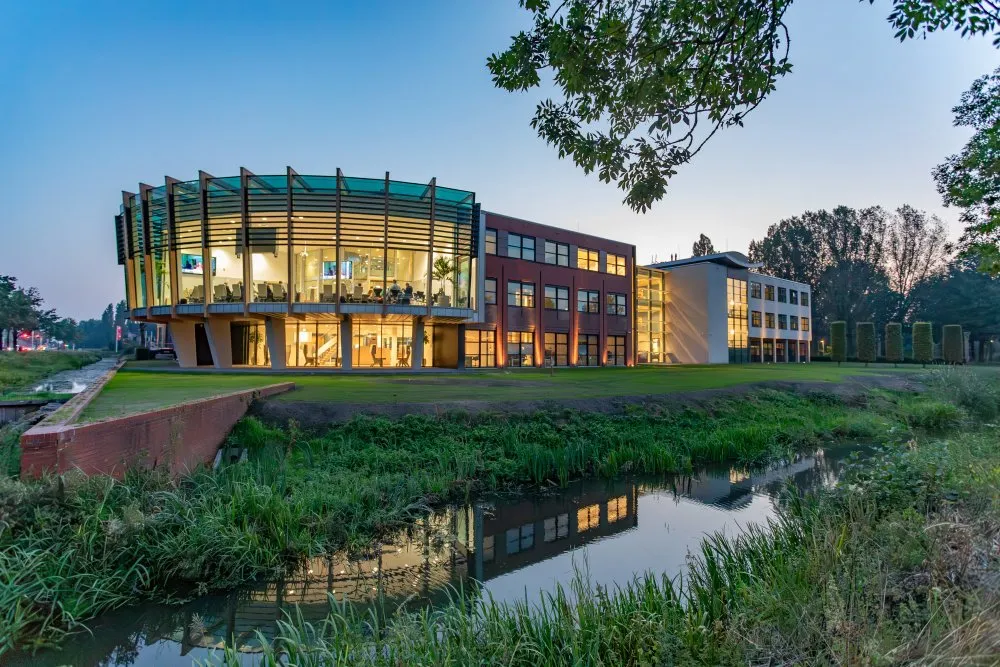 raadzaal van buiten breed 2