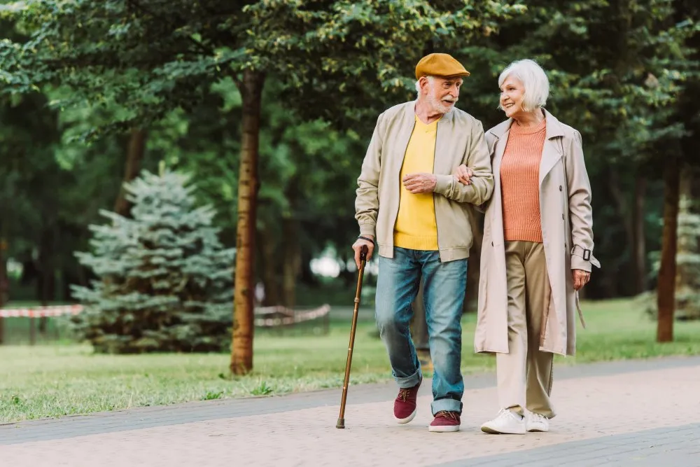 ouderen20wandelen20 20istock 1265072224