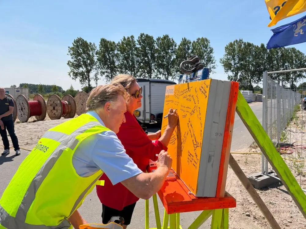 wethouder20en20erik20vos20schrijven20boodschap20op20kzst blok2001