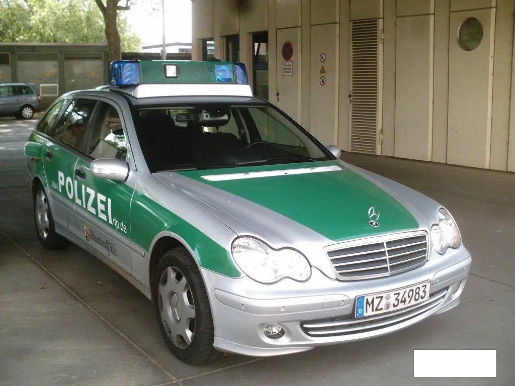 1024px streifenwagen mercedes benz c klasse der polizei rheinland pfalz mit zustzlichem landesaufkleber rheinland pfalz