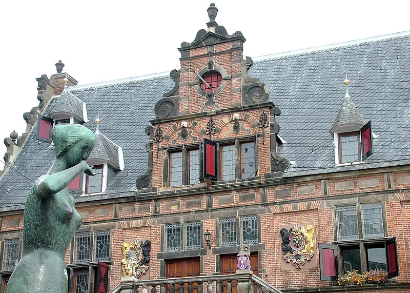 2008 09 nijmegen waaggebouw met beeld mariken van nieumeghen