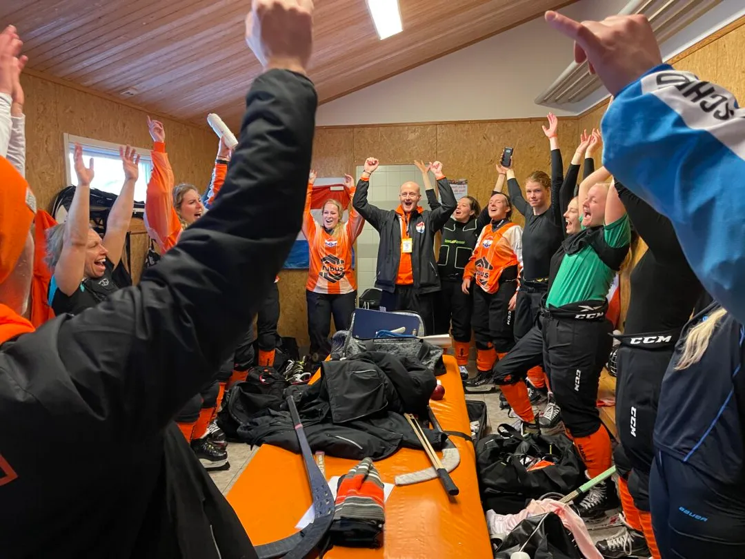 2022 03 23 overwinning bandy vrouwenteam