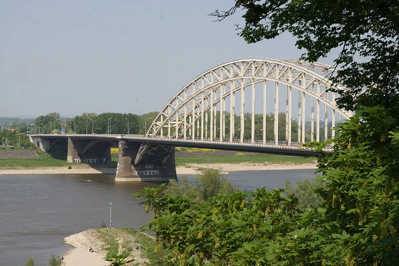 800px waalbrug in nijmegen