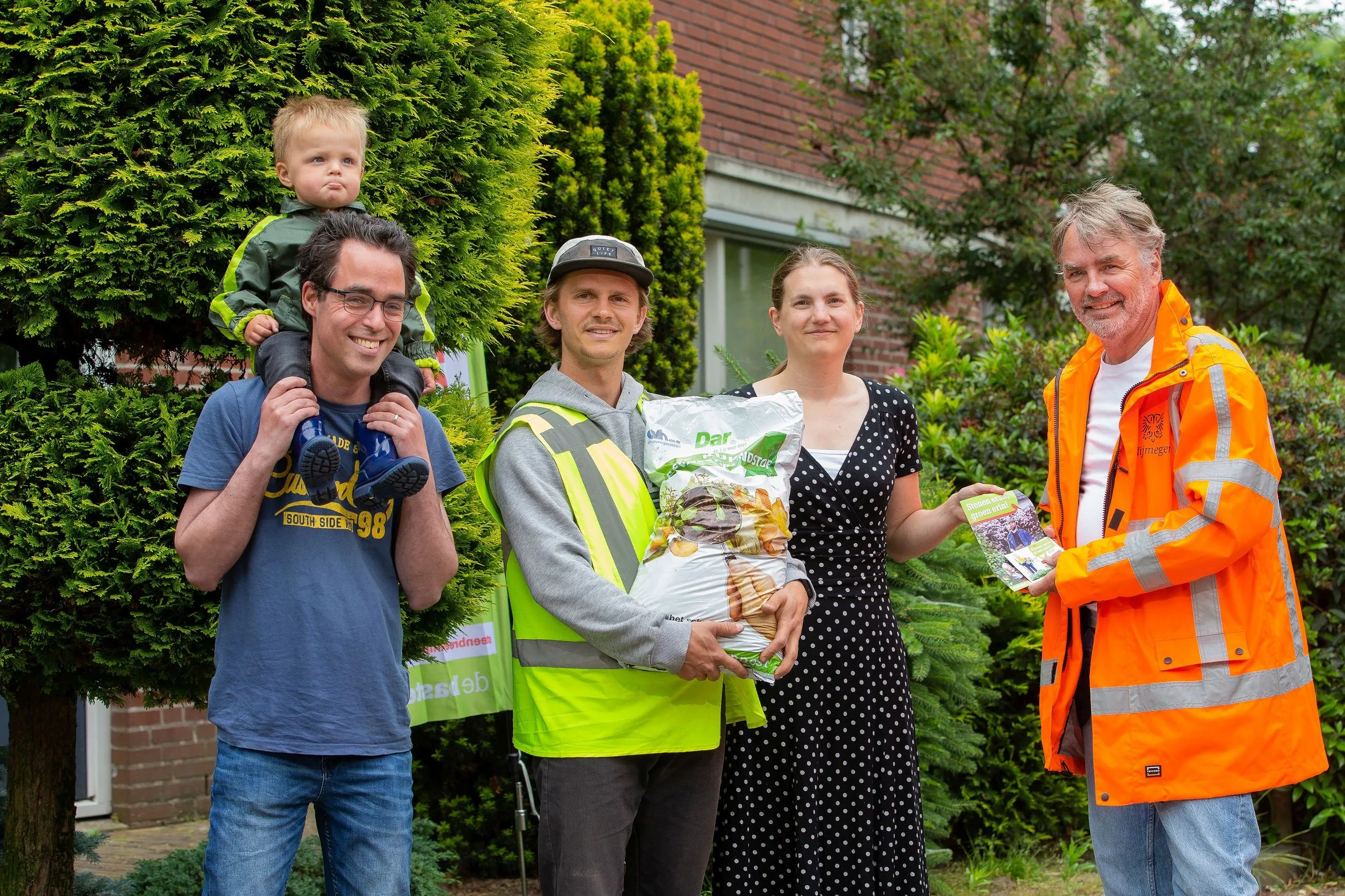 foto 2 familie vermeulen met dar afvalcoach arre harmsen en wethouder jean paul broeren davidvanharen