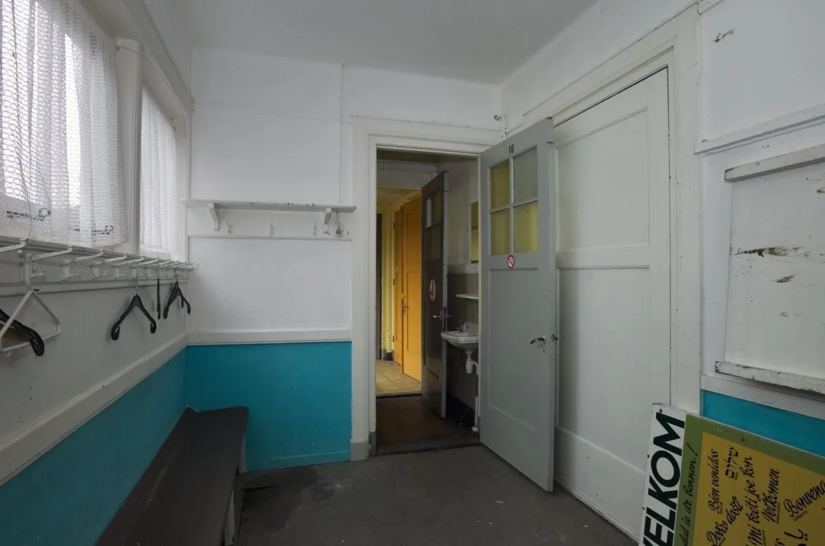 interieur meisjes kleedkamer deur naar gymzaal warffum 20375361 rce