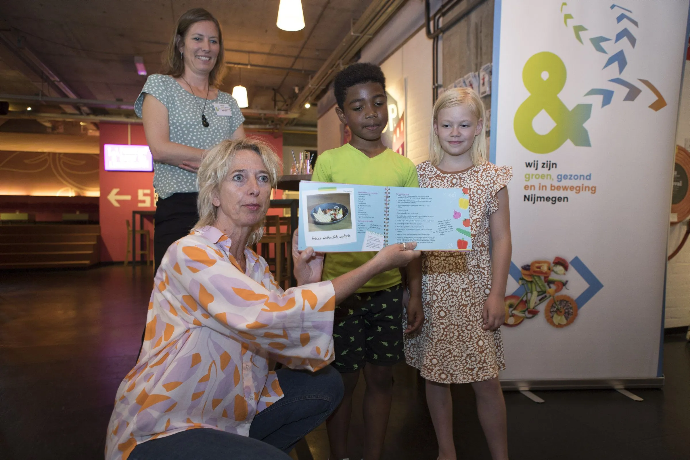 jamayro elyse overhandigen 1e exemplaar van het vetlekker receptenboekje aan wethouder grete visser foto ger loeffen