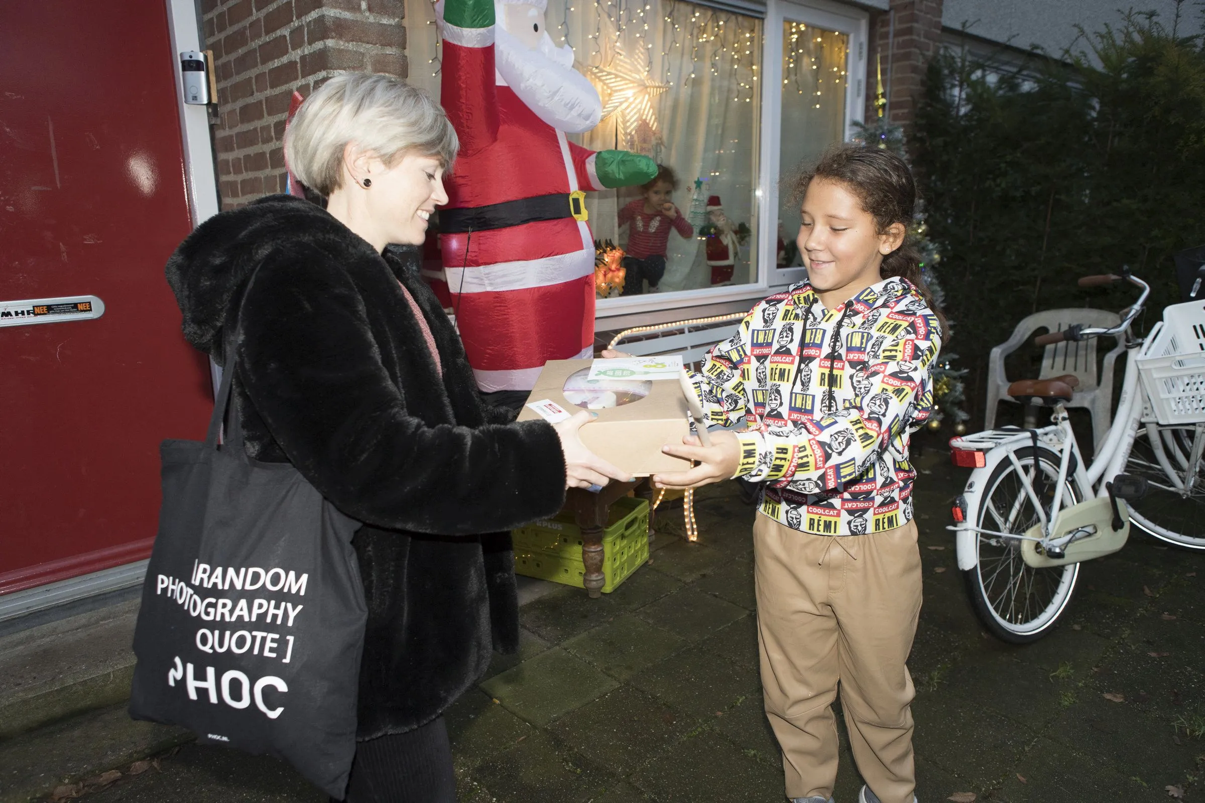 kaschena krijgt haar maaltijdbox van bianca bolwerk van bindkracht10 foto ger loeffen