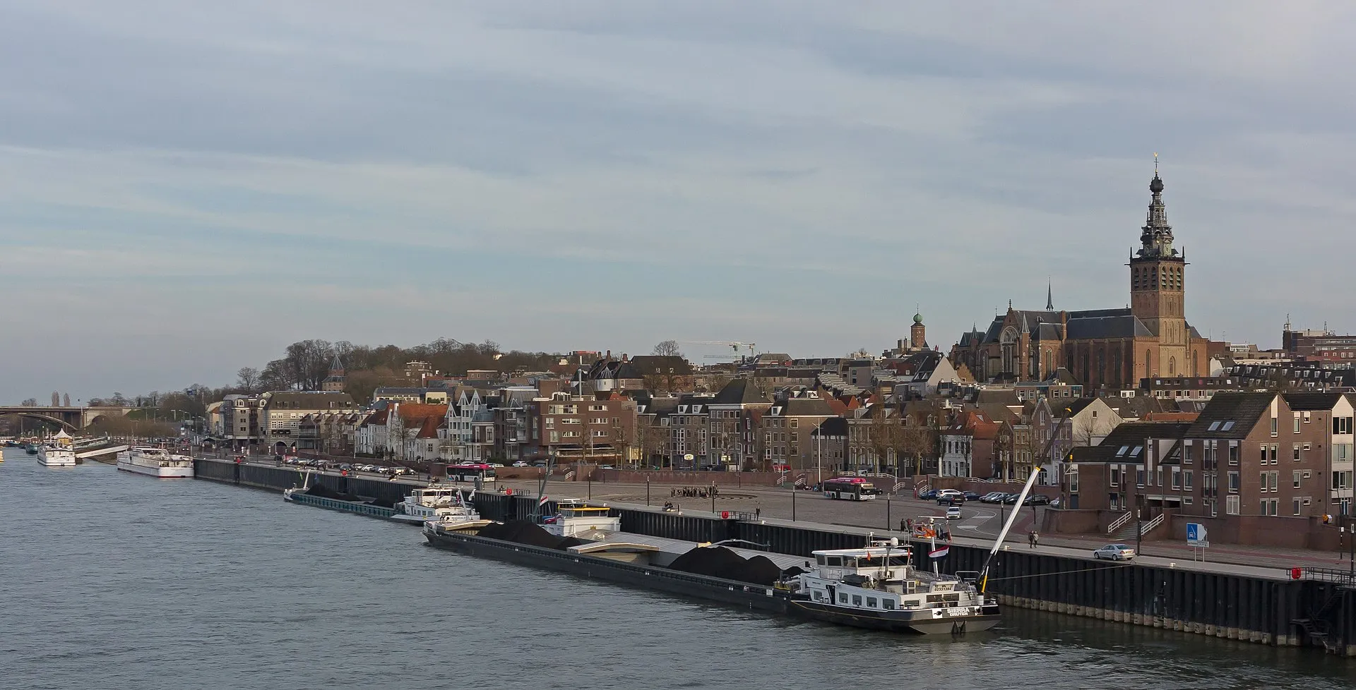 nijmegen stadszicht vanaf de spoorbrug foto5 2016 03 26 1747 cc by sa 40 michielverbeek