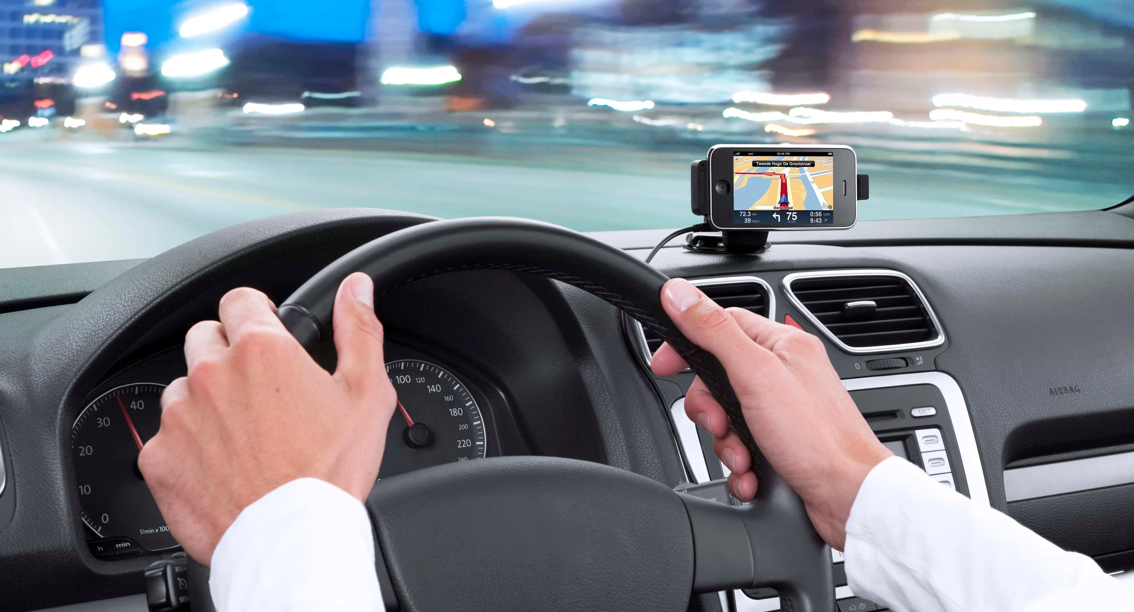 tomtom iphone verkeer bestuurder navigatie auto chauffeur wegen snelweg stad file hq persfoto e1445873330478