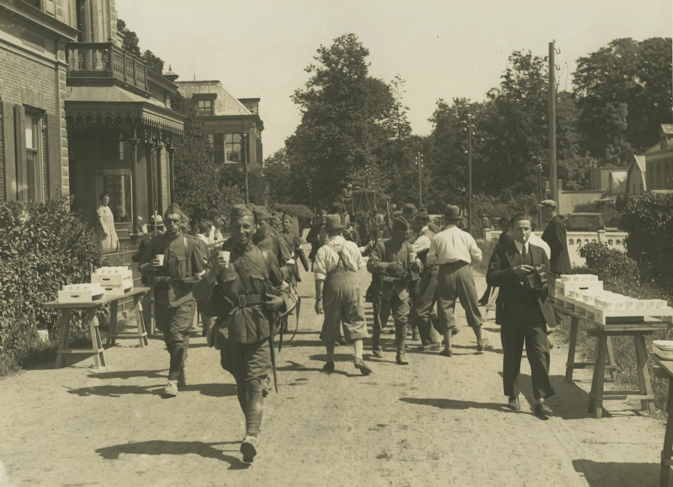 wandelende nederlandse militairen