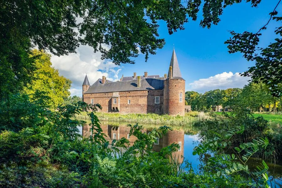 kasteel hernen achteraanzicht zomer
