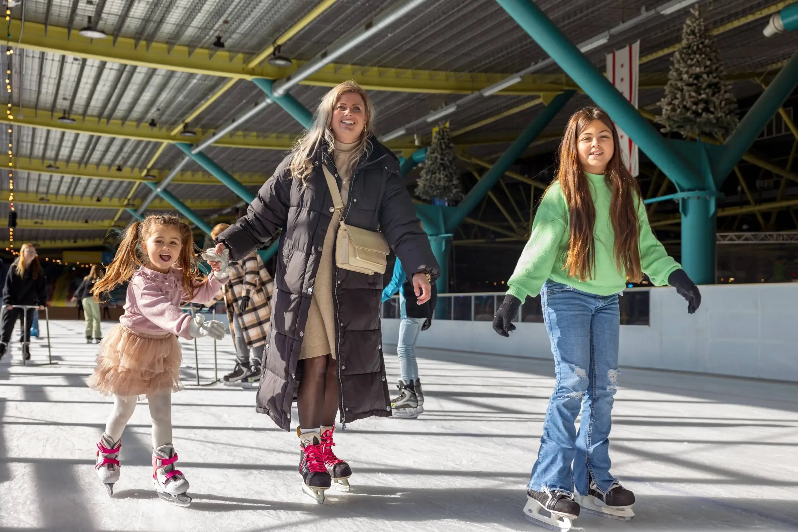 gezin met familieschaatsen 1 11zon scaledjpg
