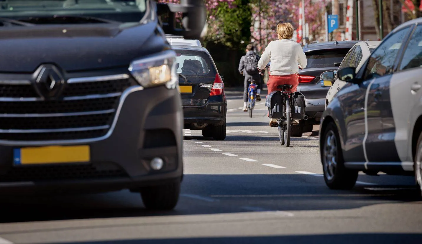 fietser op drukke weg in utrechtfietsersbond
