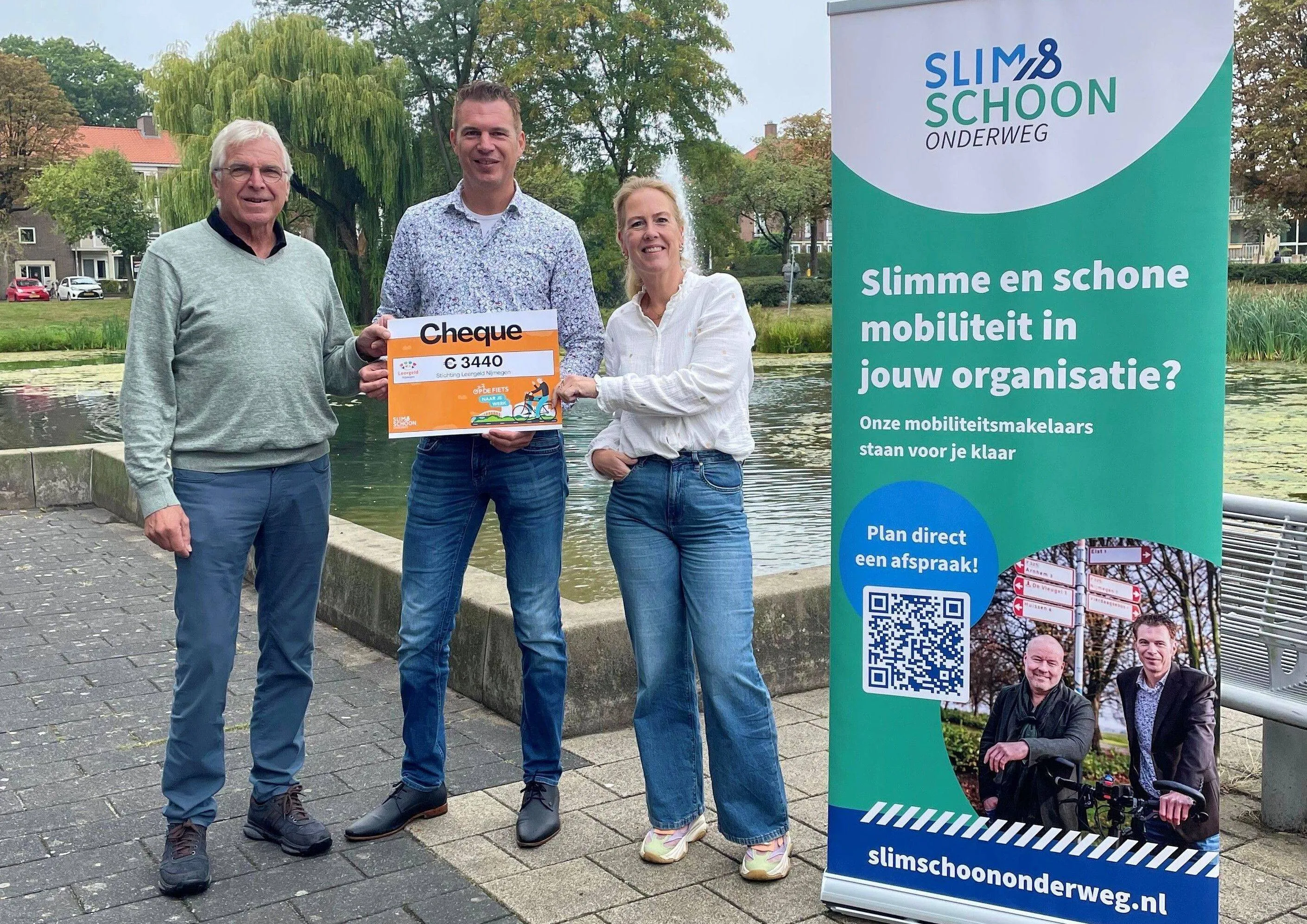 Foto Richard overhandigt cheque