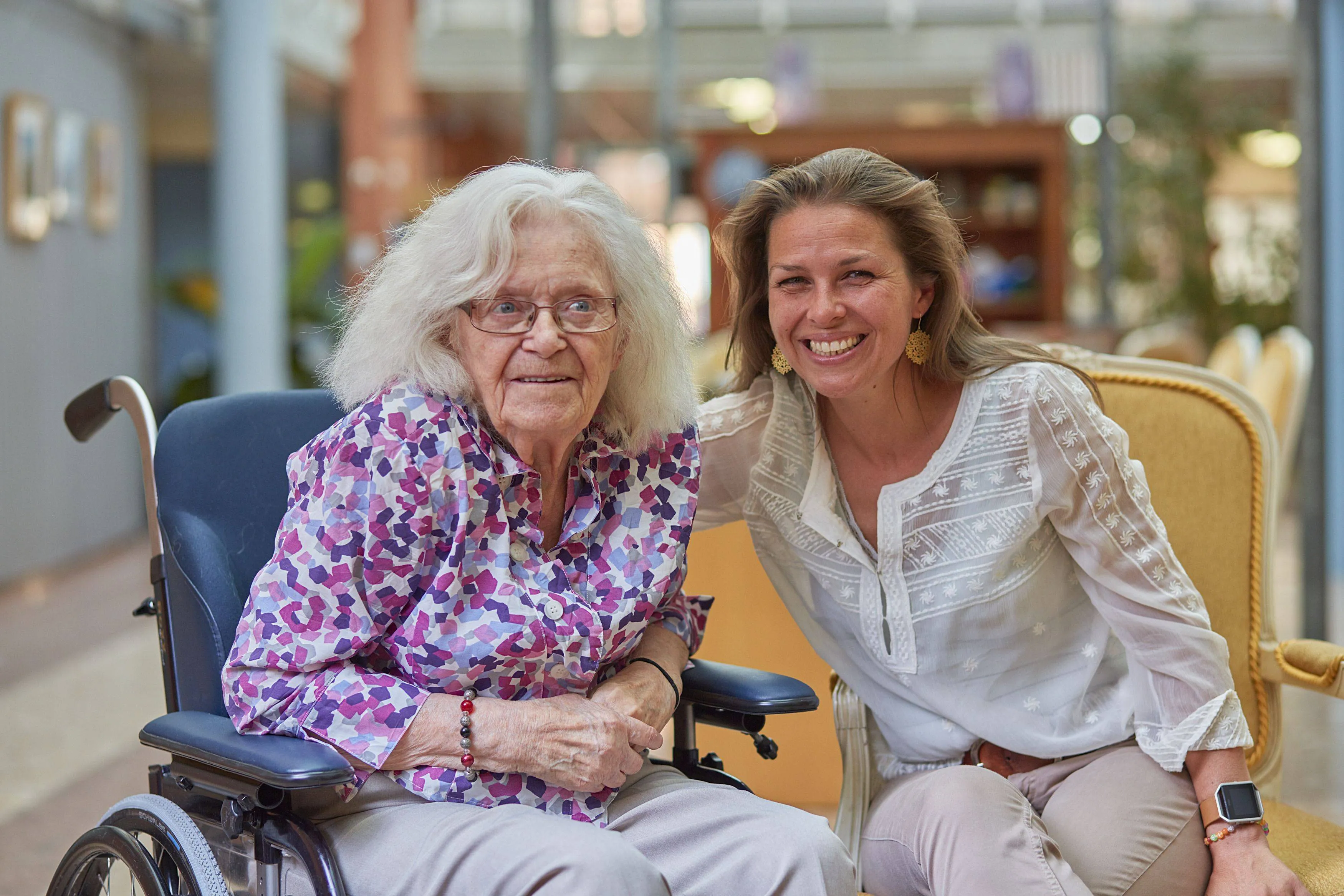 Vrolijke dame met mentor