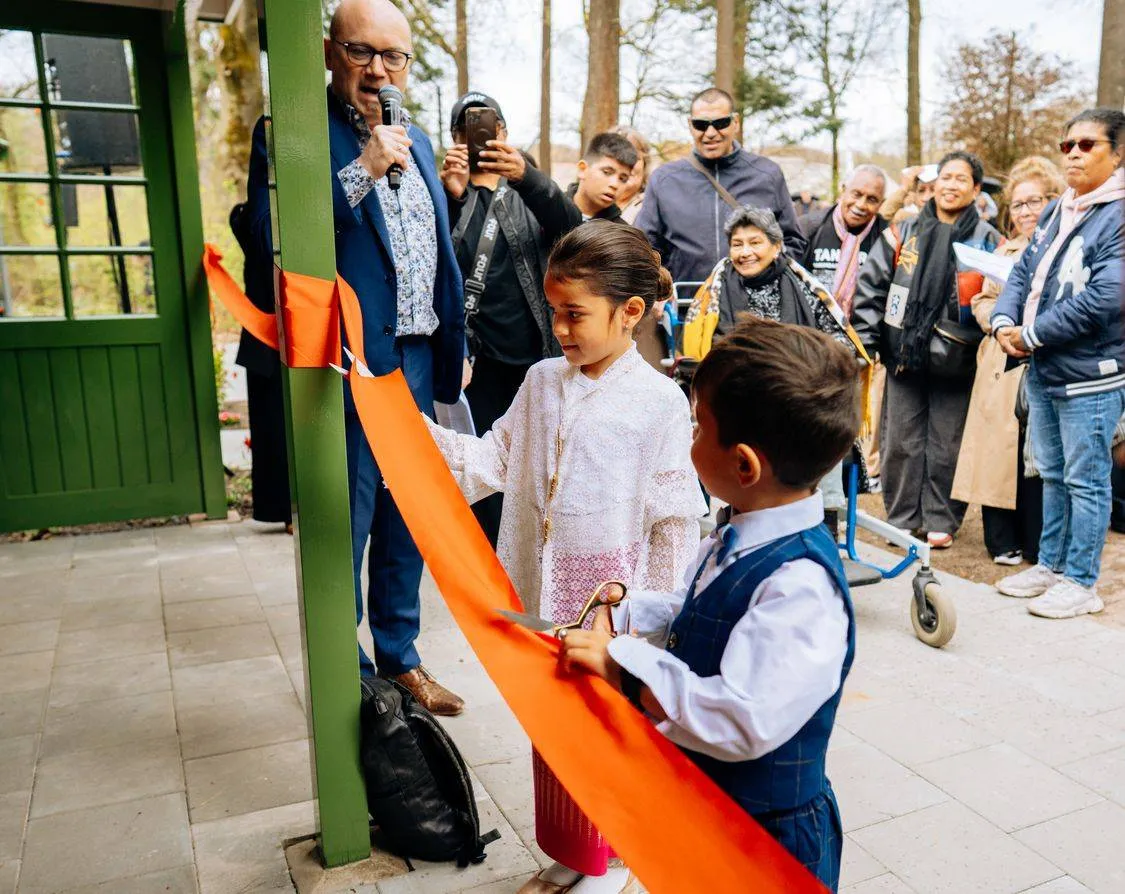 Opening van vernieuwde barak door achterkleinkinderen