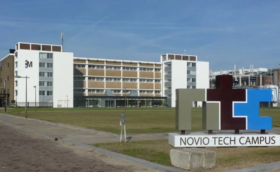 Gebouw-M-met-NTC-logo-lowresWinkelsteeg