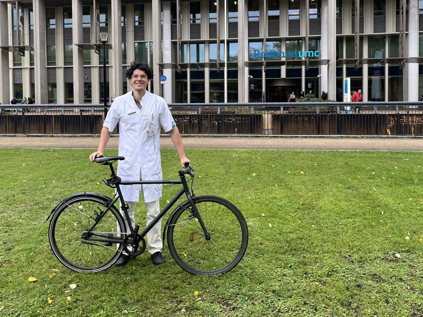 dr. Peter Slootbeek met fiets voor Radboudumc